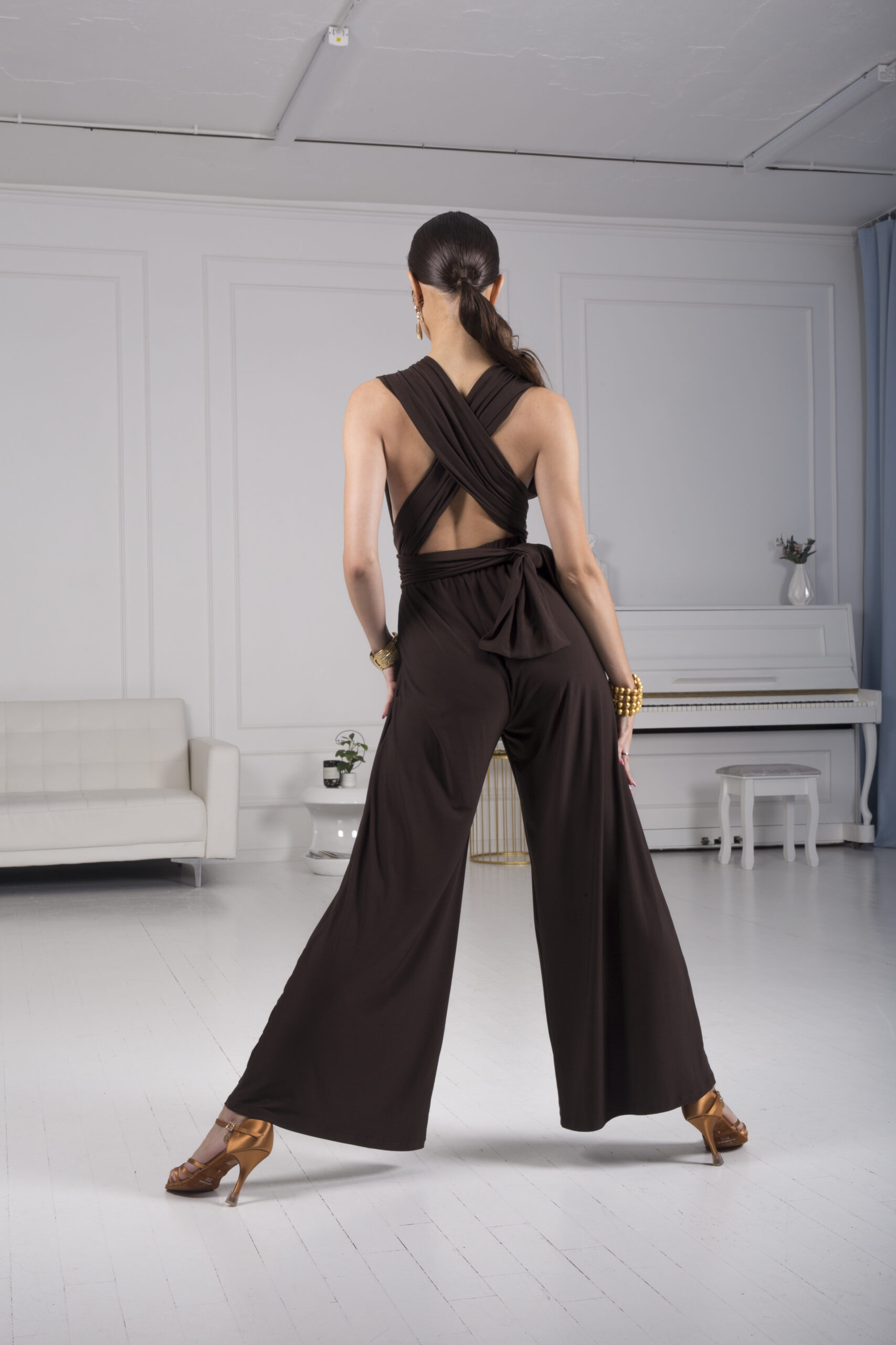Elegancki czarny kombinezon do tańca na modelce
