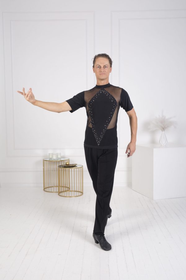 Mężczyzna w eleganckim stroju tanecznym, prezentujący styl ruchu w tańcu.